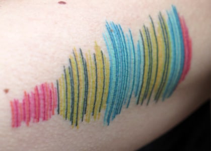 tatouage d'onde sonore sur l'avant-bras